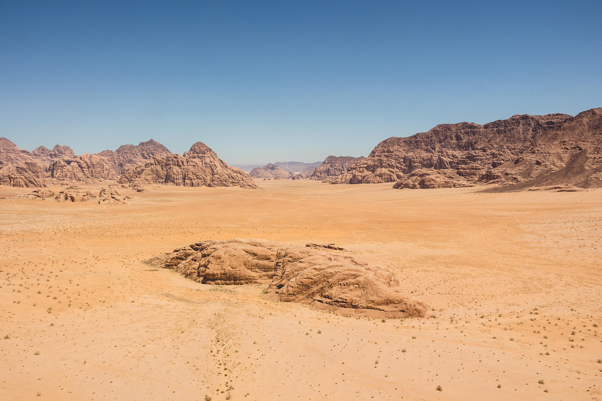 Imagen de un desierto con montañas sin nada de vegetación