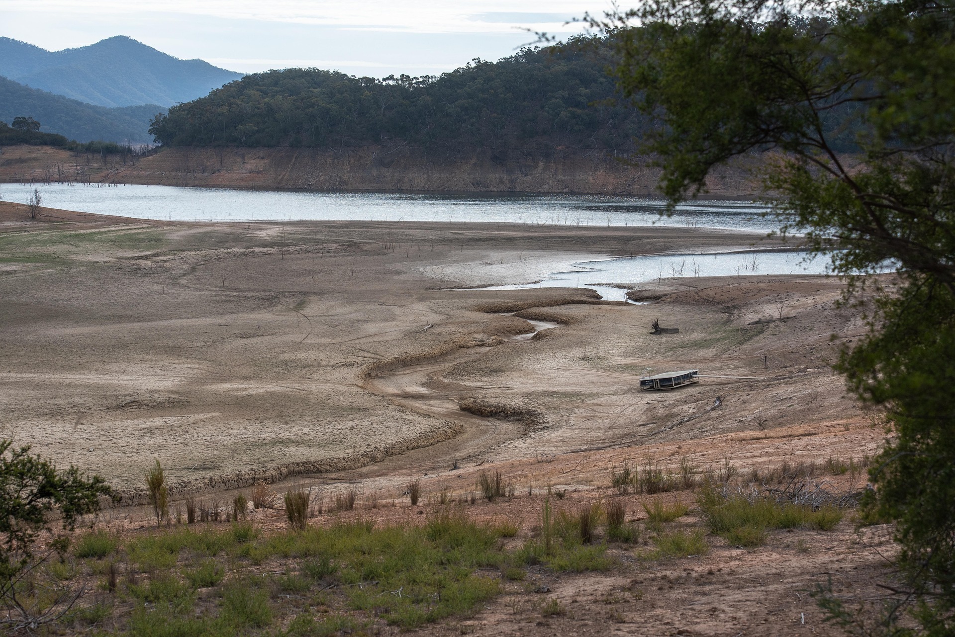 Imagen de un lago con poca agua debido a la sequia