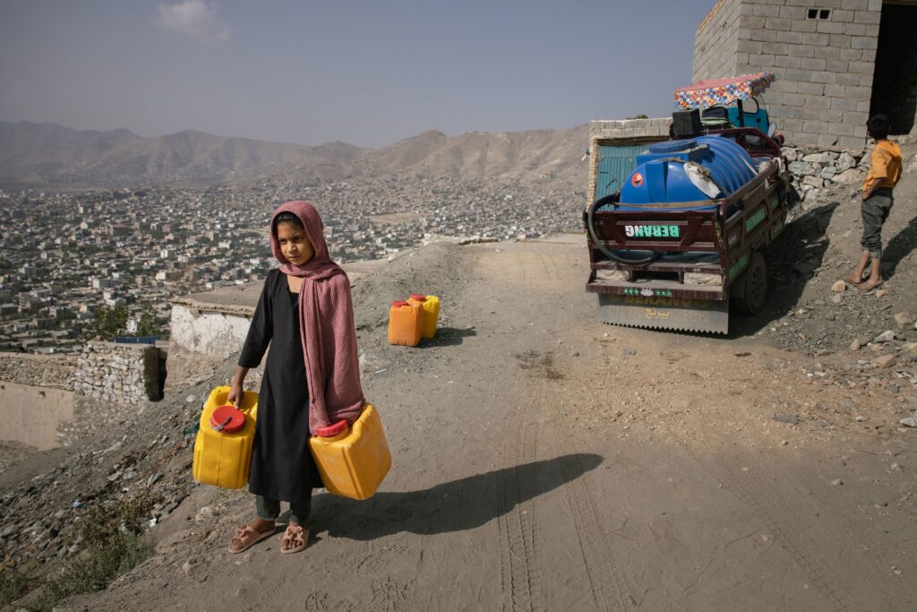 niña afgana en busca de agua